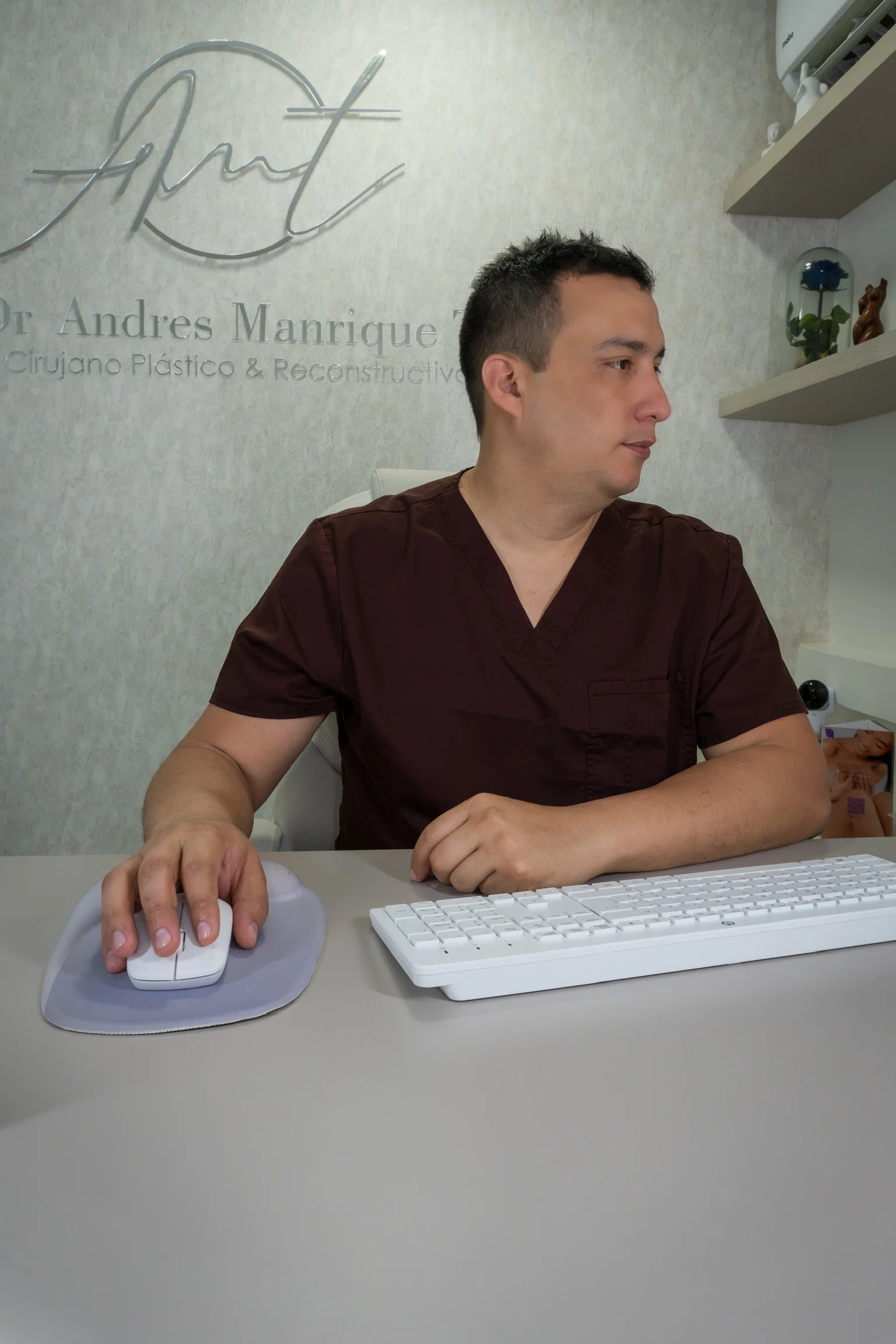 Dr. Andrés Manrique, cirujano plástico en Cali, en su consultorio de la Clínica Interplastica